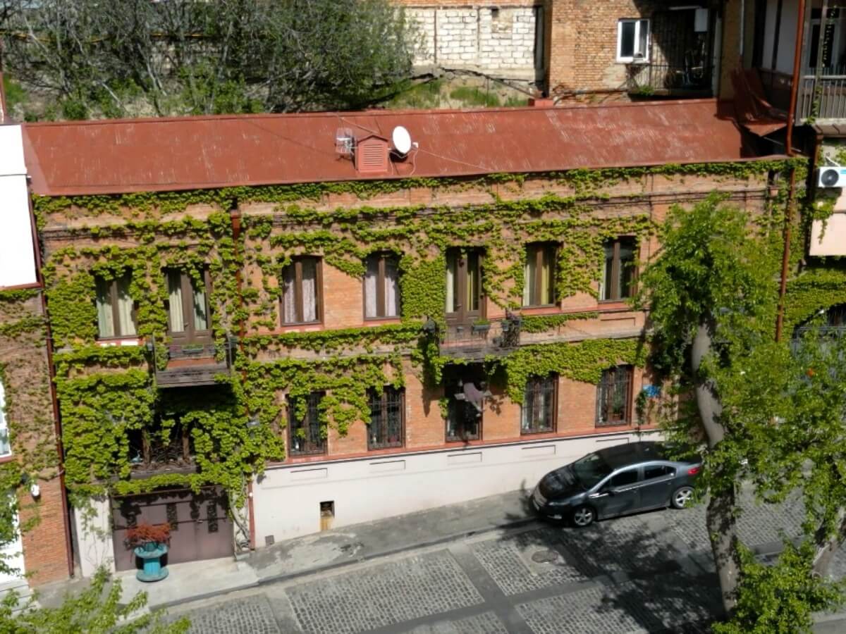 სახლი განსაკუთრებული ეზოთი, სადაც ბუნებრივი ჩანჩქერი ჩამოდის – ძველი თბილისის ერთ-ერთი გამორჩეული ძველი პროექტი, რომელიც ქირავდება
