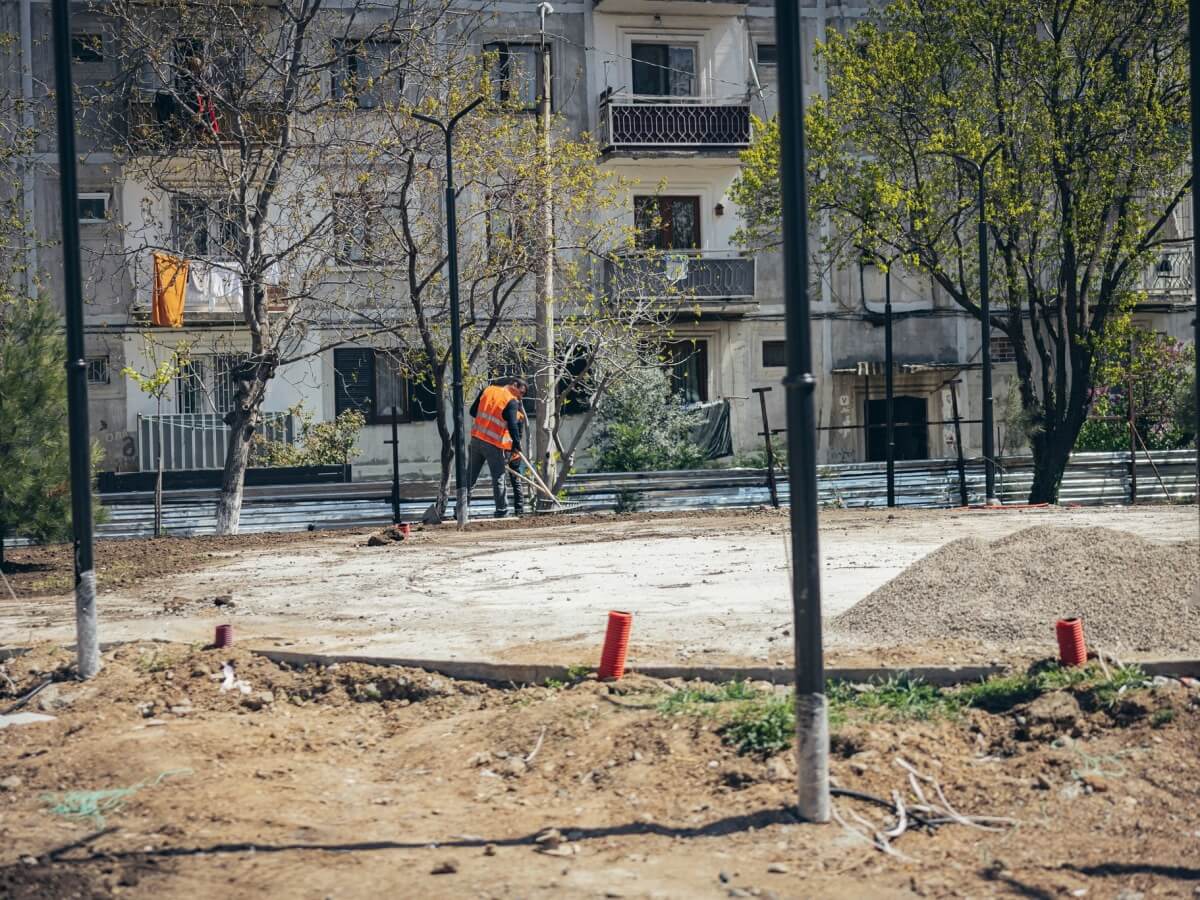 მუხიანში ახალი სკვერის რეაბილიტაცია მიმდინარეობს-პროექტის ფარგლებში საბავშვო, სპორტული მოედნები და დასასვენებელი პავილიონი მოეწყობა