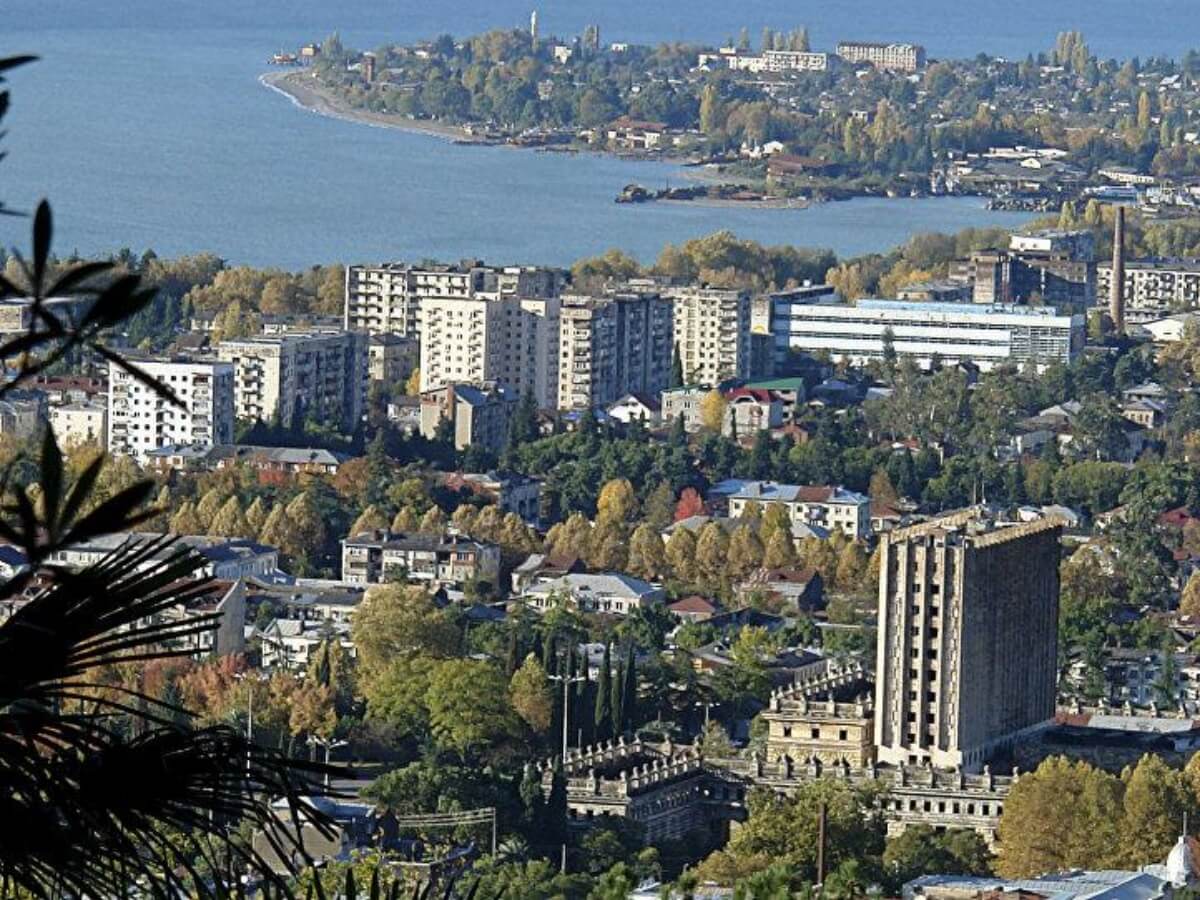 ოკუპირებულ აფხაზეთში, დაახლოებით, 30 000 აპარტამენტი უნდა აშენდეს, რომელთა ფლობის უფლება, მათ შრის „უცხო ქვეყნის მოქალაქეს“ ექნება