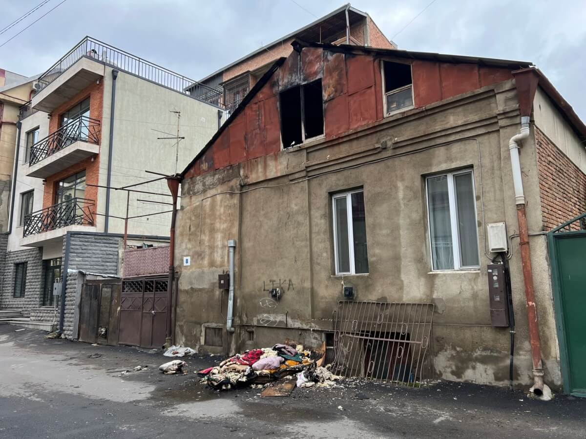 რა გახდა მიზეზი, ვერაზე ლარსის ქუჩაზე ხანძრის გაჩენის და რას ჰყვებიან თვითმხილველები, რომლებიც შემთხვევას შეესწრნენ