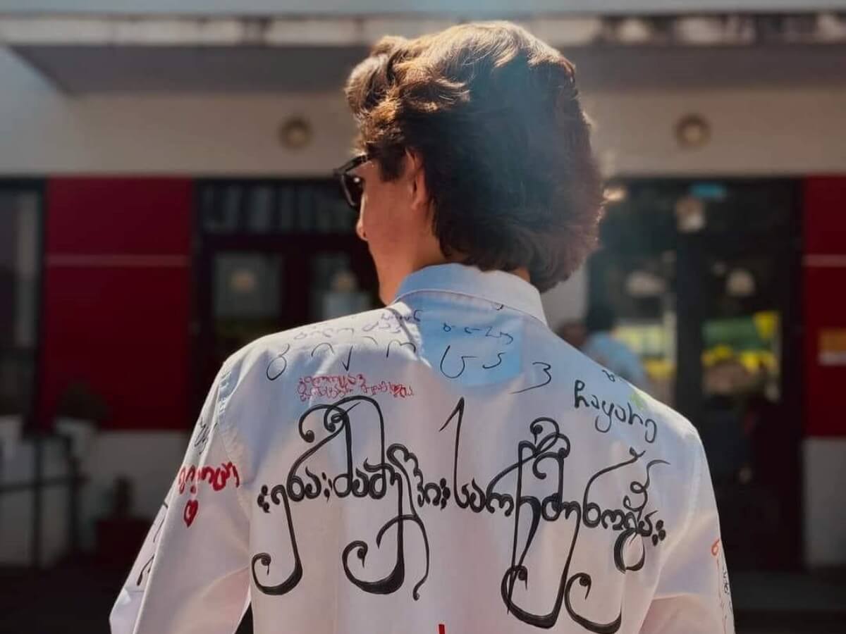 დღეს ყველა სკოლაში მე-12 კლასელებისთვის ბოლო ზარი დაირეკა – ემოციური დღე, რომელსაც ყველა სკოლა განსაკუთრებლად აღნიშნავს