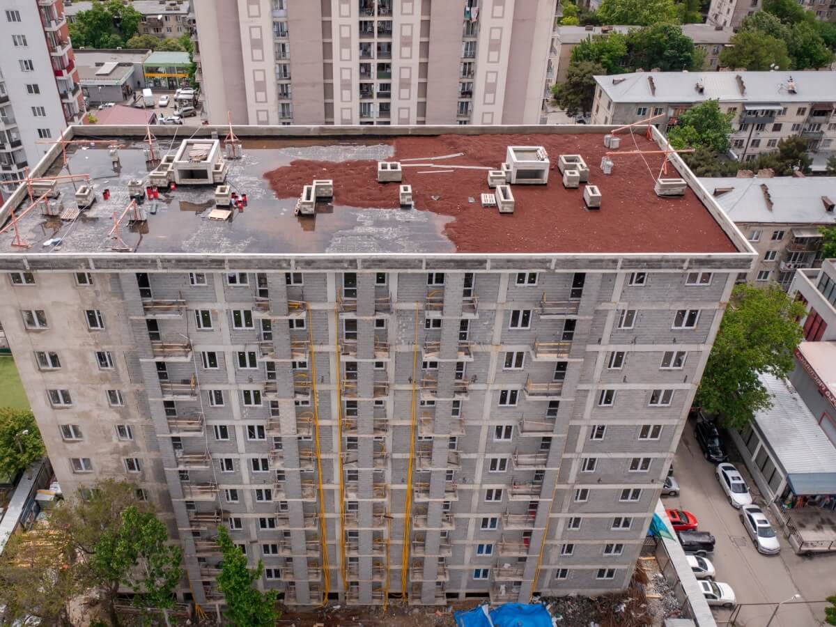 თბილისში კიდევ ერთი ავარიული სახლი, ახალი მრავალსართულიანი კორპუსით ჩანაცვლდა – კალოუბნის ქუჩაზე 10 სართულიანი კორპუსის მშენებლობა დასრულდა