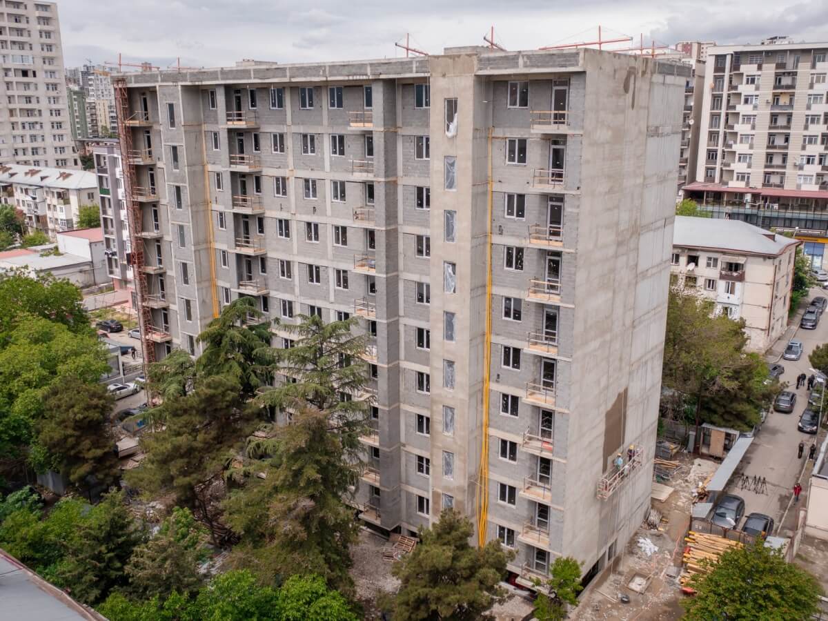 თბილისში კიდევ ერთი ავარიული სახლი, ახალი მრავალსართულიანი კორპუსით ჩანაცვლდა – კალოუბნის ქუჩაზე 10 სართულიანი კორპუსის მშენებლობა დასრულდა