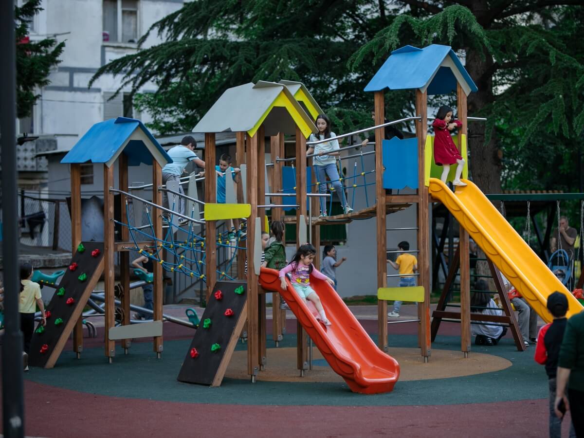 ვაზისუბანში კიდევ ერთი სკვერი, ბავშვთა გასართობი, სივრცე და სპორტული მოედანი მოეწყო