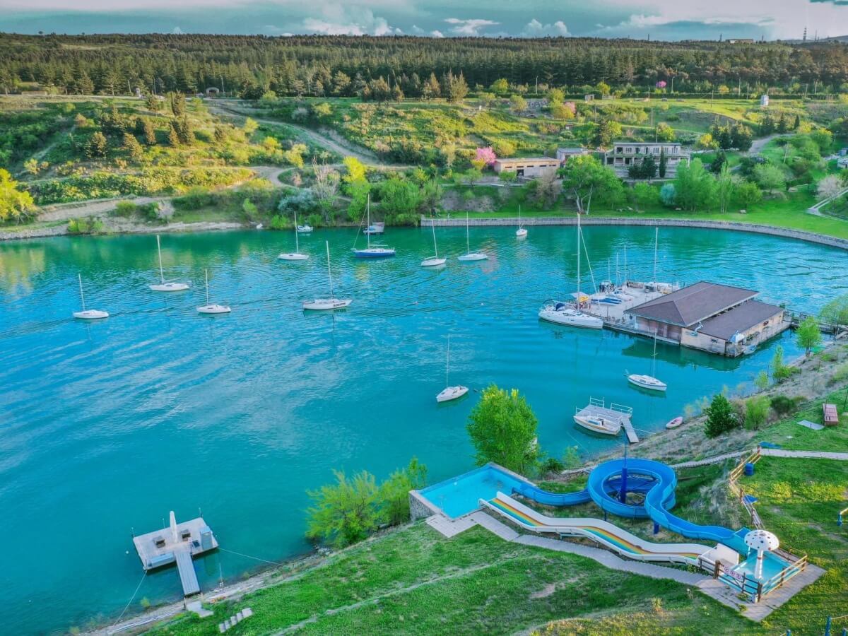 თბილისის ბიუჯეტური და ძვირადღირებული ღია აუზები – რა პირობებში და რა ფასად არის შესაძლებელი ზაფხულის ცხელი დღეების გატარება