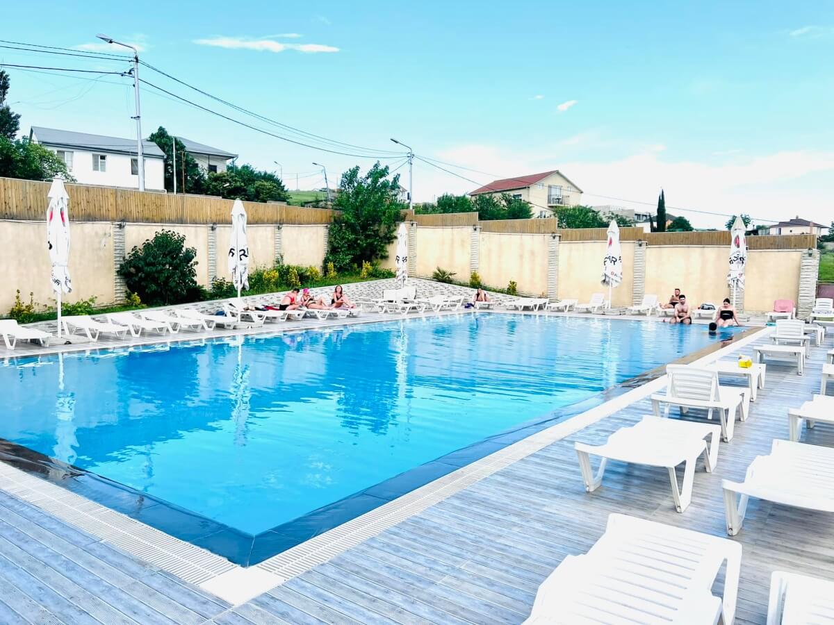 თბილისის ბიუჯეტური და ძვირადღირებული ღია აუზები – რა პირობებში და რა ფასად არის შესაძლებელი ზაფხულის ცხელი დღეების გატარება