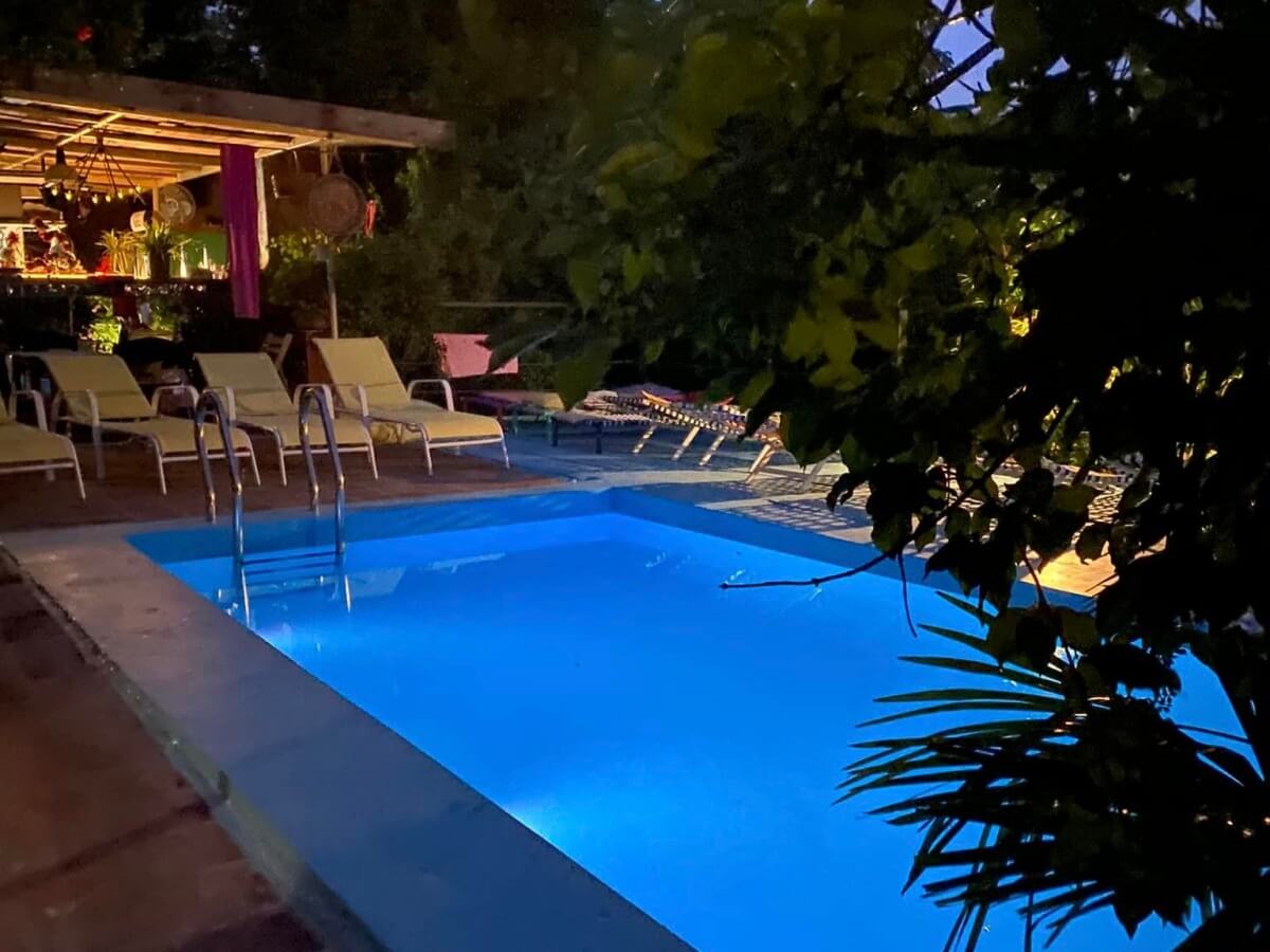 თბილისის ბიუჯეტური და ძვირადღირებული ღია აუზები – რა პირობებში და რა ფასად არის შესაძლებელი ზაფხულის ცხელი დღეების გატარება