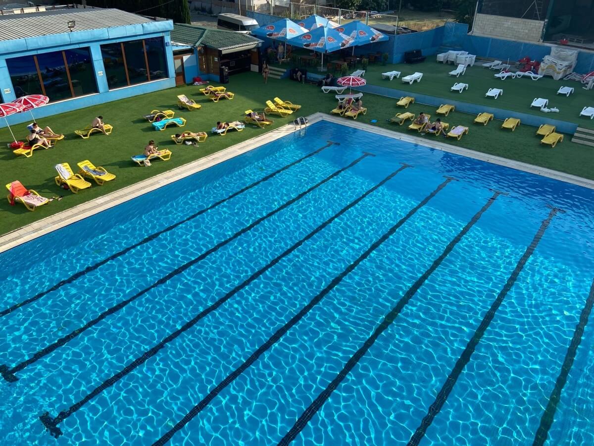 თბილისის ბიუჯეტური და ძვირადღირებული ღია აუზები – რა პირობებში და რა ფასად არის შესაძლებელი ზაფხულის ცხელი დღეების გატარება