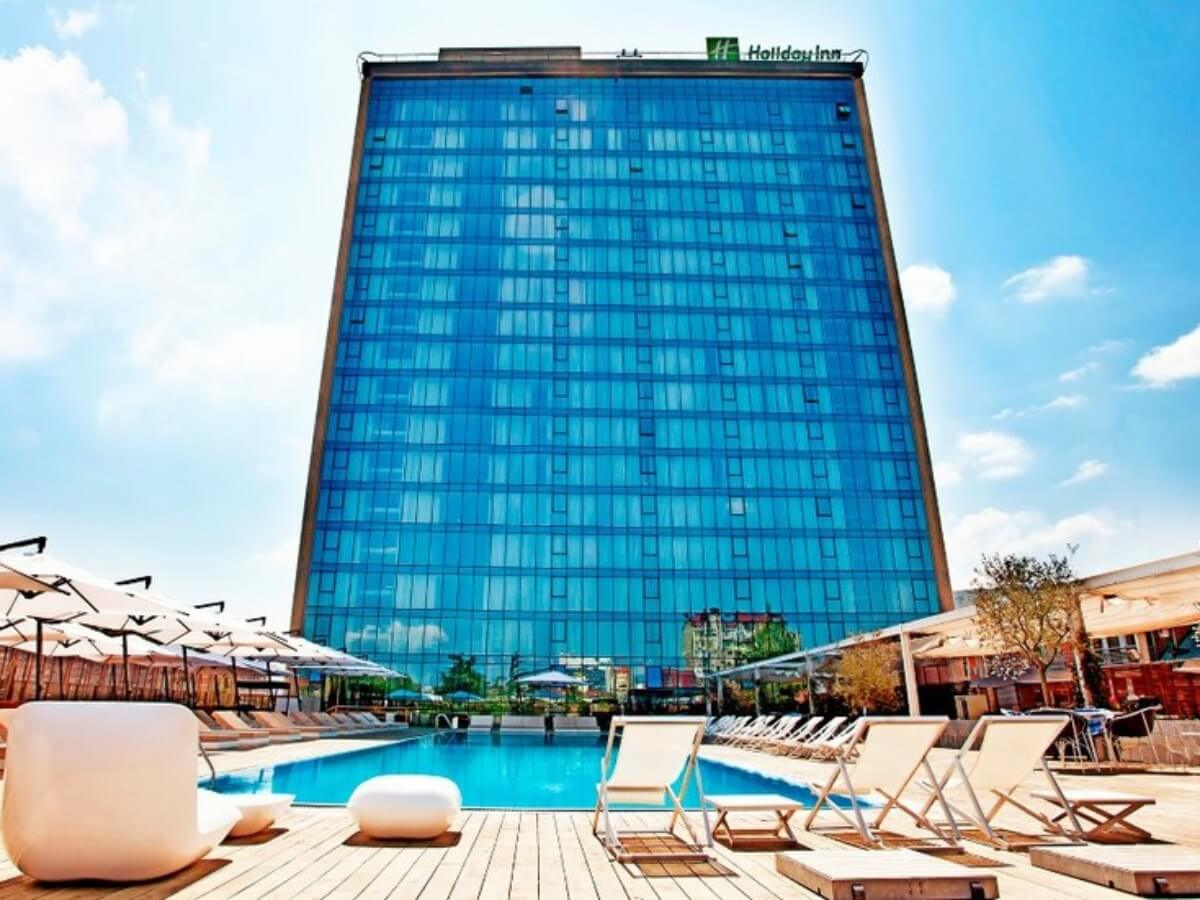 თბილისის ბიუჯეტური და ძვირადღირებული ღია აუზები – რა პირობებში და რა ფასად არის შესაძლებელი ზაფხულის ცხელი დღეების გატარება