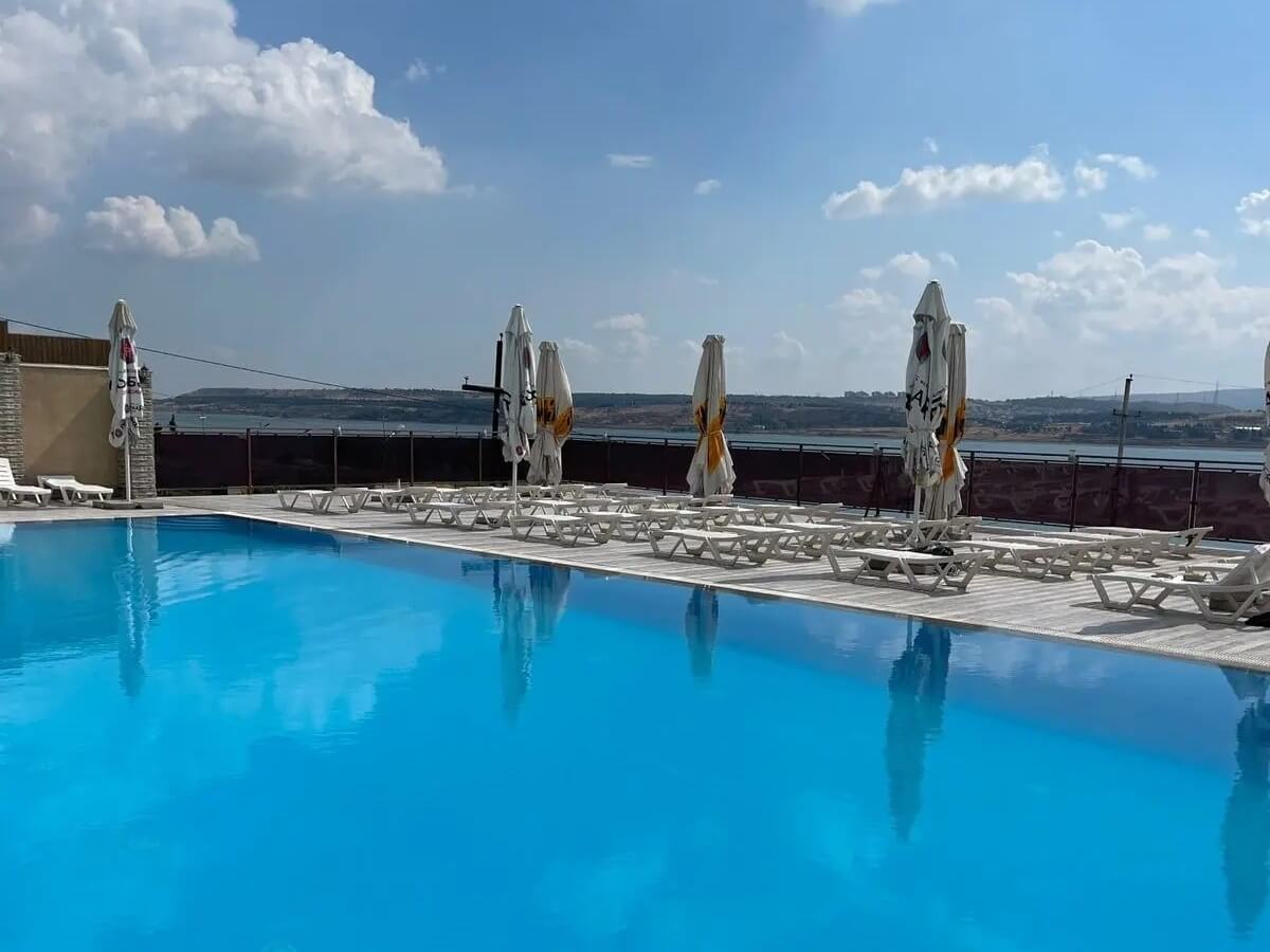 თბილისის ბიუჯეტური და ძვირადღირებული ღია აუზები – რა პირობებში და რა ფასად არის შესაძლებელი ზაფხულის ცხელი დღეების გატარება