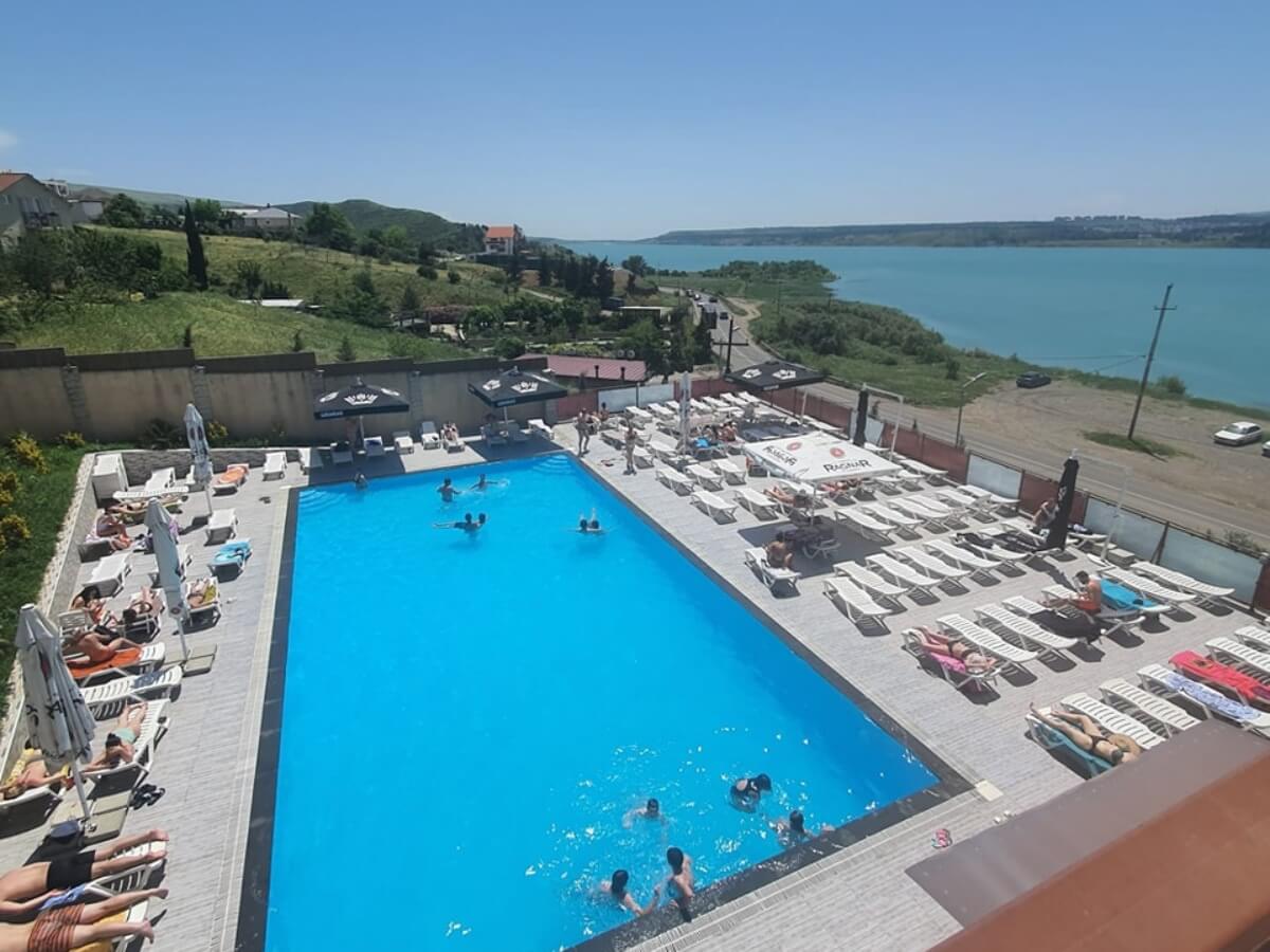 თბილისის ბიუჯეტური და ძვირადღირებული ღია აუზები – რა პირობებში და რა ფასად არის შესაძლებელი ზაფხულის ცხელი დღეების გატარება