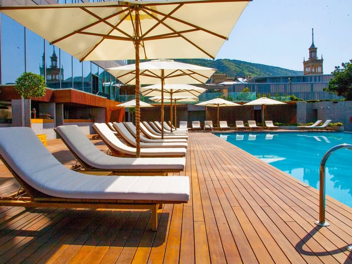 თბილისის ბიუჯეტური და ძვირადღირებული ღია აუზები – რა პირობებში და რა ფასად არის შესაძლებელი ზაფხულის ცხელი დღეების გატარება