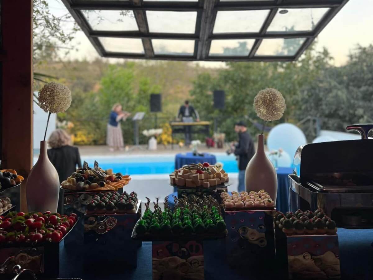 თბილისის ბიუჯეტური და ძვირადღირებული ღია აუზები – რა პირობებში და რა ფასად არის შესაძლებელი ზაფხულის ცხელი დღეების გატარება