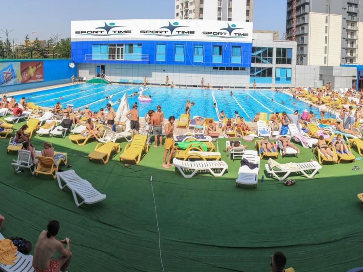 თბილისის ბიუჯეტური და ძვირადღირებული ღია აუზები – რა პირობებში და რა ფასად არის შესაძლებელი ზაფხულის ცხელი დღეების გატარება