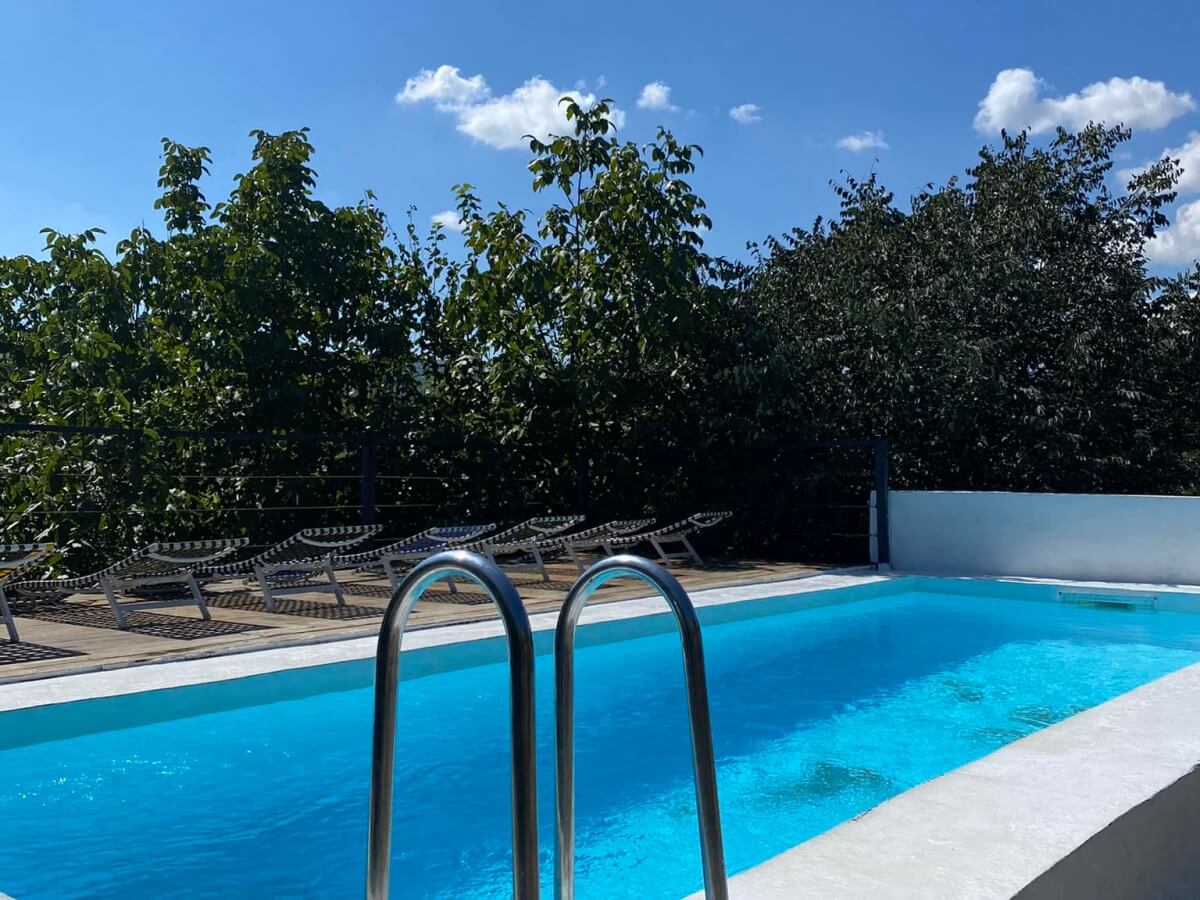 თბილისის ბიუჯეტური და ძვირადღირებული ღია აუზები – რა პირობებში და რა ფასად არის შესაძლებელი ზაფხულის ცხელი დღეების გატარება