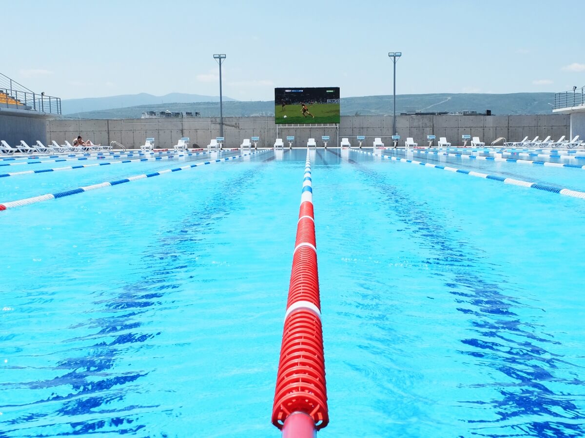 თბილისის ბიუჯეტური და ძვირადღირებული ღია აუზები – რა პირობებში და რა ფასად არის შესაძლებელი ზაფხულის ცხელი დღეების გატარება