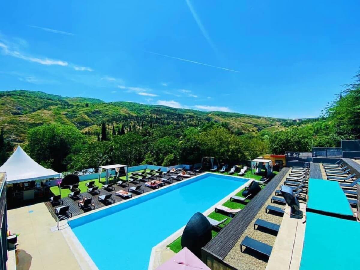 თბილისის ბიუჯეტური და ძვირადღირებული ღია აუზები – რა პირობებში და რა ფასად არის შესაძლებელი ზაფხულის ცხელი დღეების გატარება