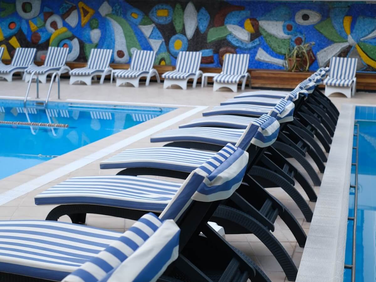 თბილისის ბიუჯეტური და ძვირადღირებული ღია აუზები – რა პირობებში და რა ფასად არის შესაძლებელი ზაფხულის ცხელი დღეების გატარება