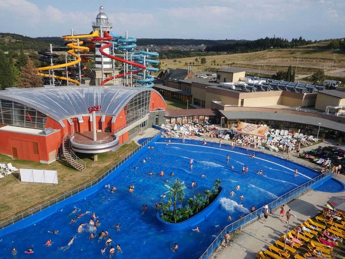 თბილისის ბიუჯეტური და ძვირადღირებული ღია აუზები – რა პირობებში და რა ფასად არის შესაძლებელი ზაფხულის ცხელი დღეების გატარება