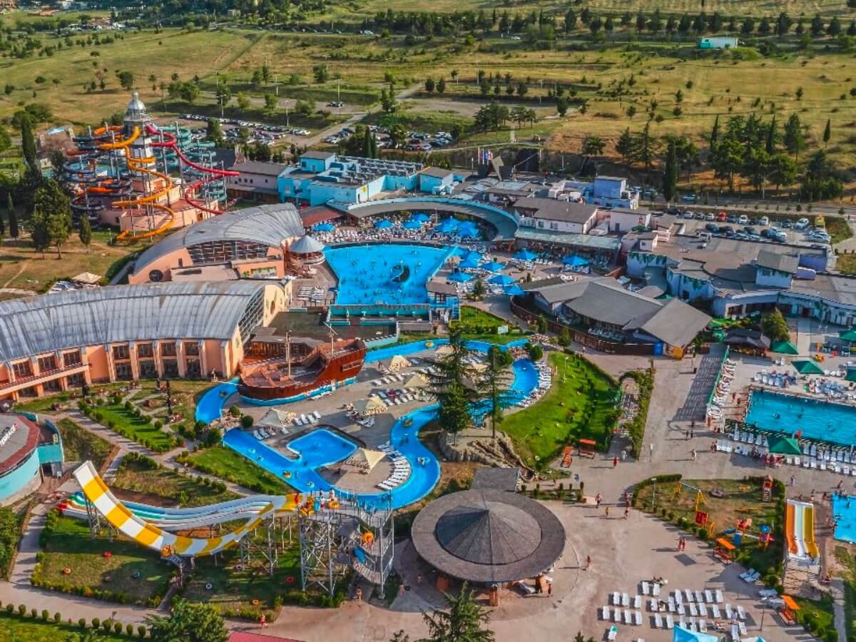 თბილისის ბიუჯეტური და ძვირადღირებული ღია აუზები – რა პირობებში და რა ფასად არის შესაძლებელი ზაფხულის ცხელი დღეების გატარება