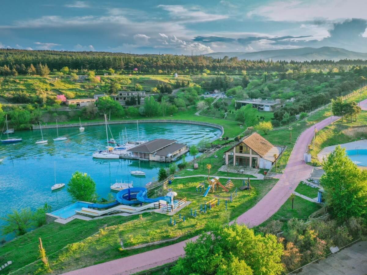 თბილისის ბიუჯეტური და ძვირადღირებული ღია აუზები – რა პირობებში და რა ფასად არის შესაძლებელი ზაფხულის ცხელი დღეების გატარება