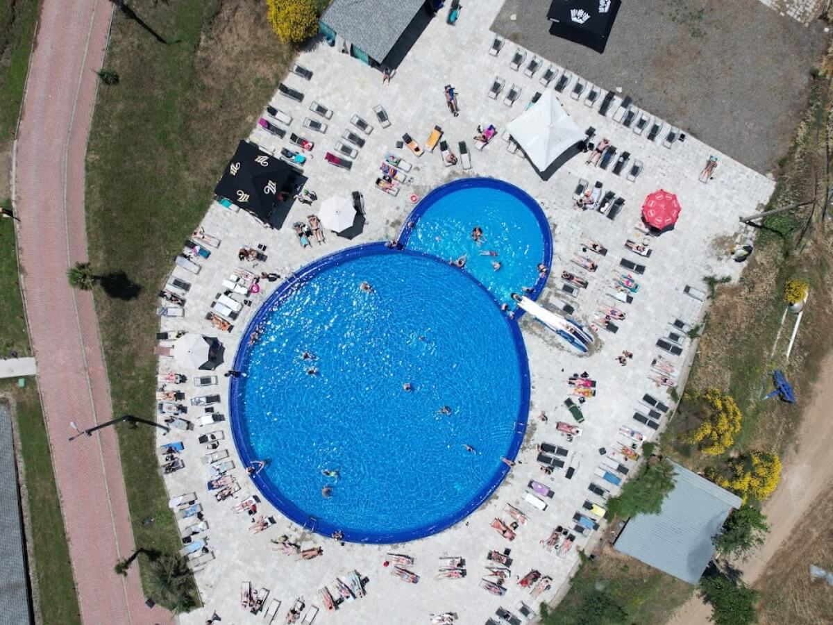 თბილისის ბიუჯეტური და ძვირადღირებული ღია აუზები – რა პირობებში და რა ფასად არის შესაძლებელი ზაფხულის ცხელი დღეების გატარება