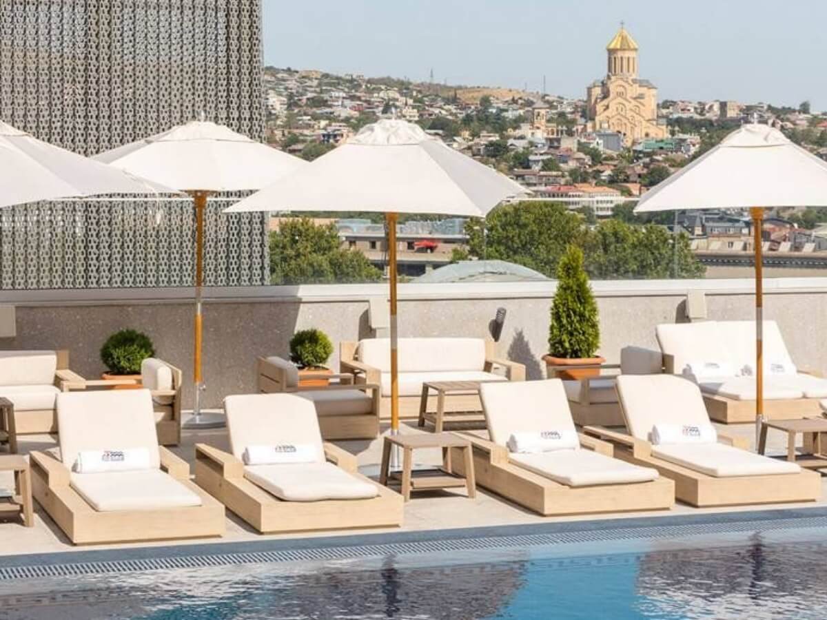 თბილისის ბიუჯეტური და ძვირადღირებული ღია აუზები – რა პირობებში და რა ფასად არის შესაძლებელი ზაფხულის ცხელი დღეების გატარება