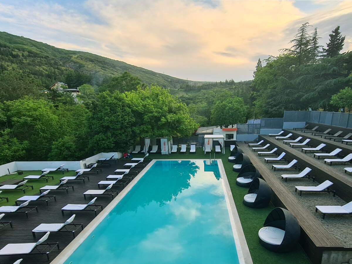 თბილისის ბიუჯეტური და ძვირადღირებული ღია აუზები – რა პირობებში და რა ფასად არის შესაძლებელი ზაფხულის ცხელი დღეების გატარება