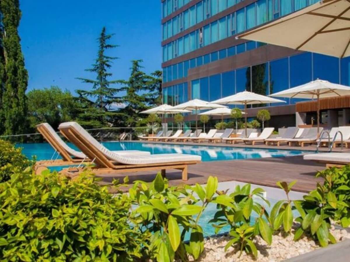 თბილისის ბიუჯეტური და ძვირადღირებული ღია აუზები – რა პირობებში და რა ფასად არის შესაძლებელი ზაფხულის ცხელი დღეების გატარება