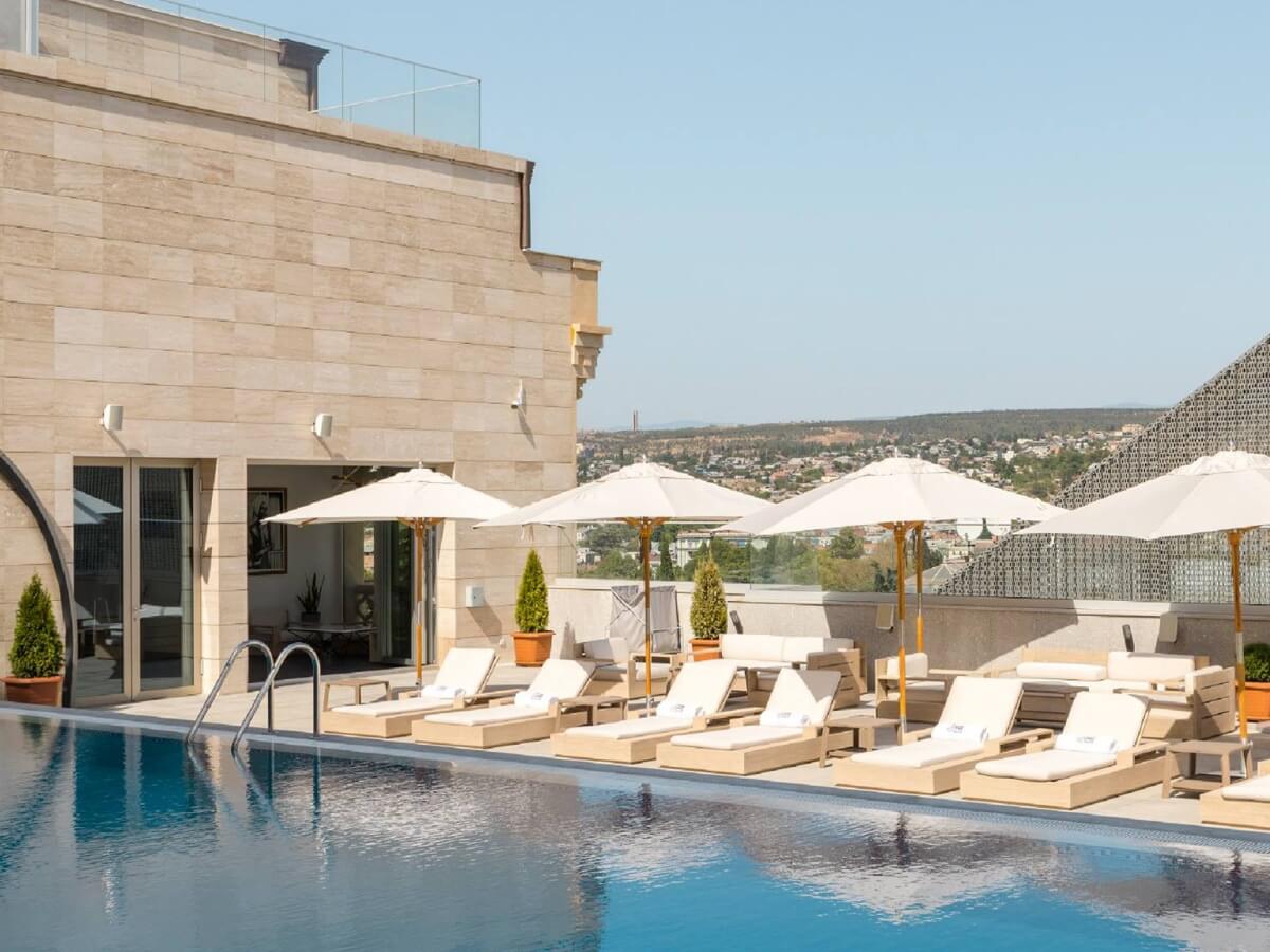 თბილისის ბიუჯეტური და ძვირადღირებული ღია აუზები – რა პირობებში და რა ფასად არის შესაძლებელი ზაფხულის ცხელი დღეების გატარება