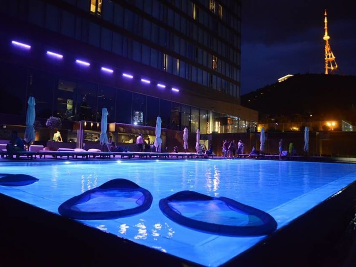 თბილისის ბიუჯეტური და ძვირადღირებული ღია აუზები – რა პირობებში და რა ფასად არის შესაძლებელი ზაფხულის ცხელი დღეების გატარება