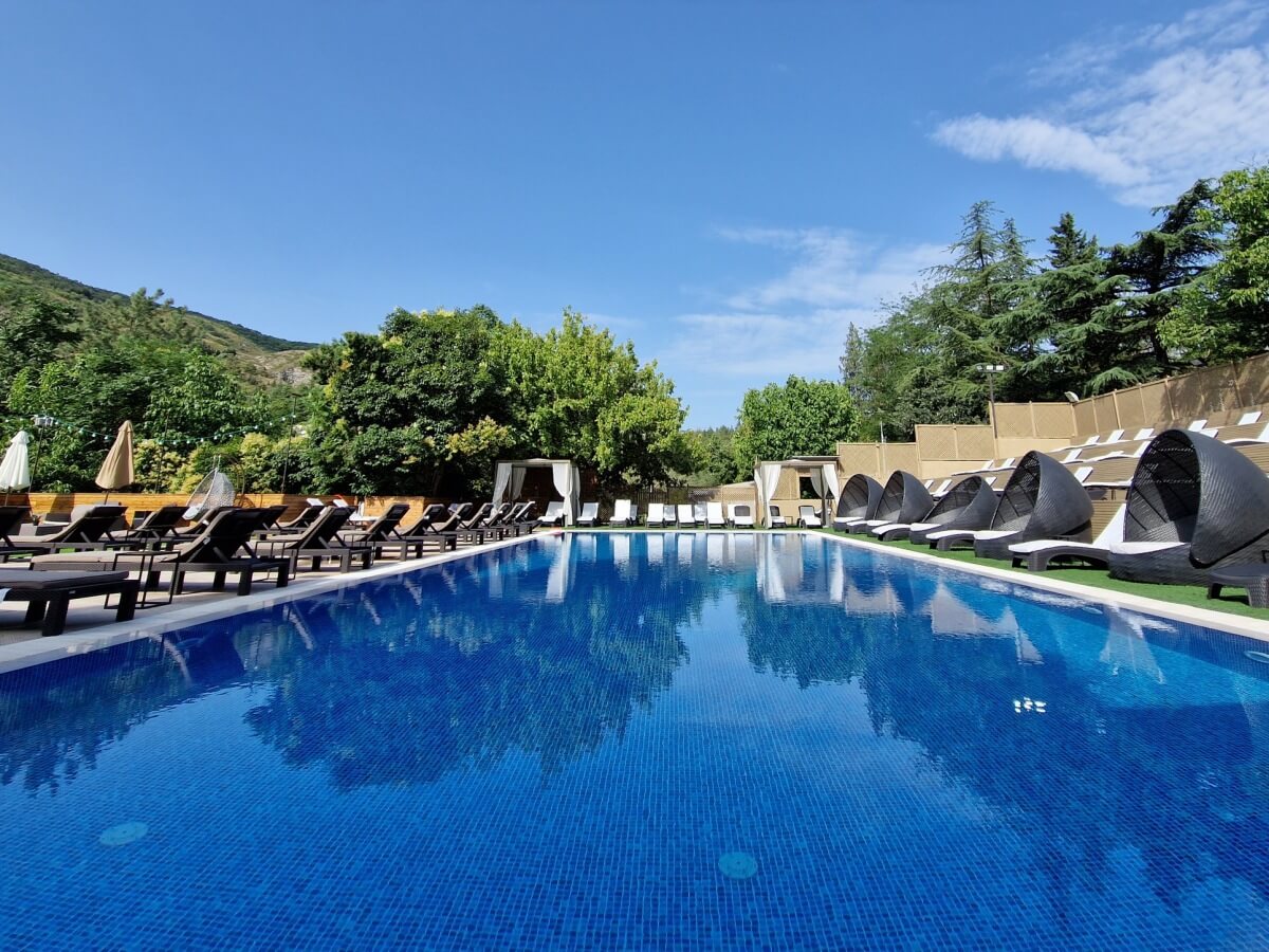 თბილისის ბიუჯეტური და ძვირადღირებული ღია აუზები – რა პირობებში და რა ფასად არის შესაძლებელი ზაფხულის ცხელი დღეების გატარება