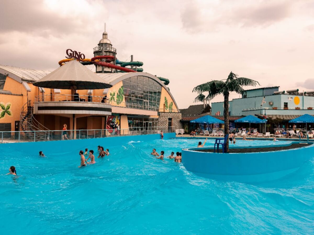 თბილისის ბიუჯეტური და ძვირადღირებული ღია აუზები – რა პირობებში და რა ფასად არის შესაძლებელი ზაფხულის ცხელი დღეების გატარება