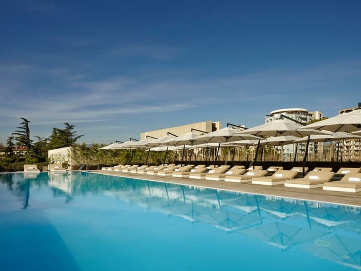 თბილისის ბიუჯეტური და ძვირადღირებული ღია აუზები – რა პირობებში და რა ფასად არის შესაძლებელი ზაფხულის ცხელი დღეების გატარება