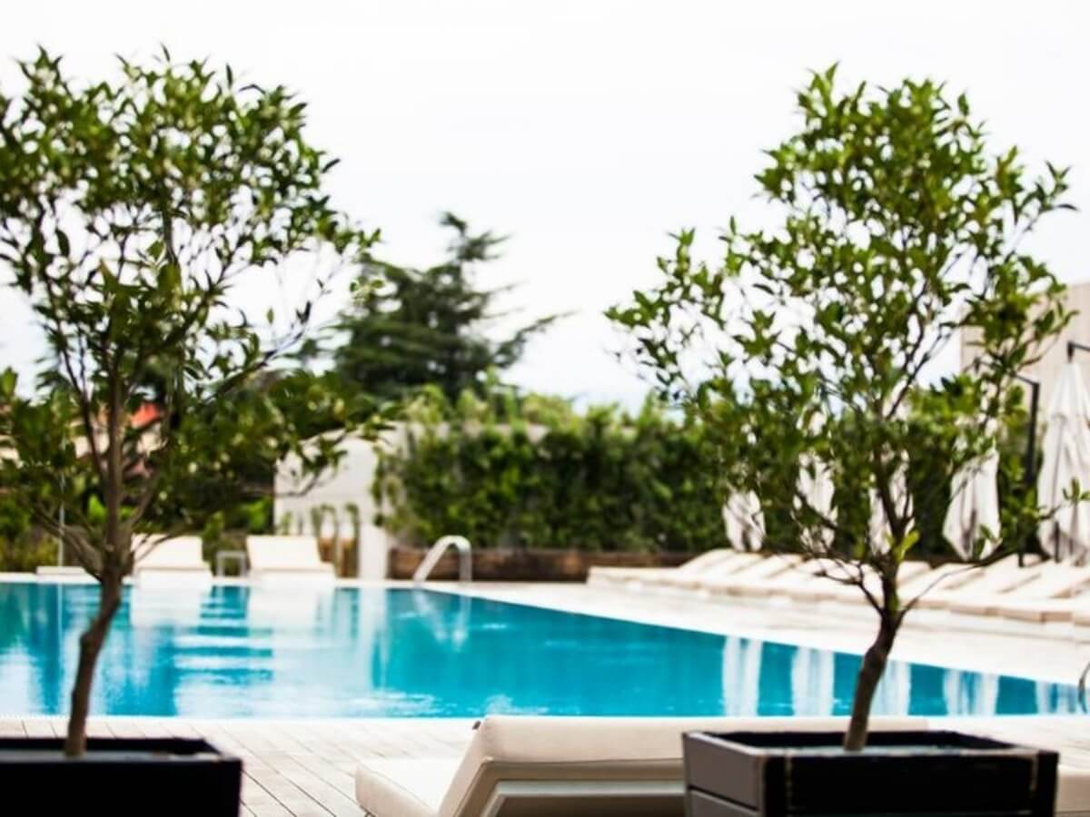 თბილისის ბიუჯეტური და ძვირადღირებული ღია აუზები – რა პირობებში და რა ფასად არის შესაძლებელი ზაფხულის ცხელი დღეების გატარება