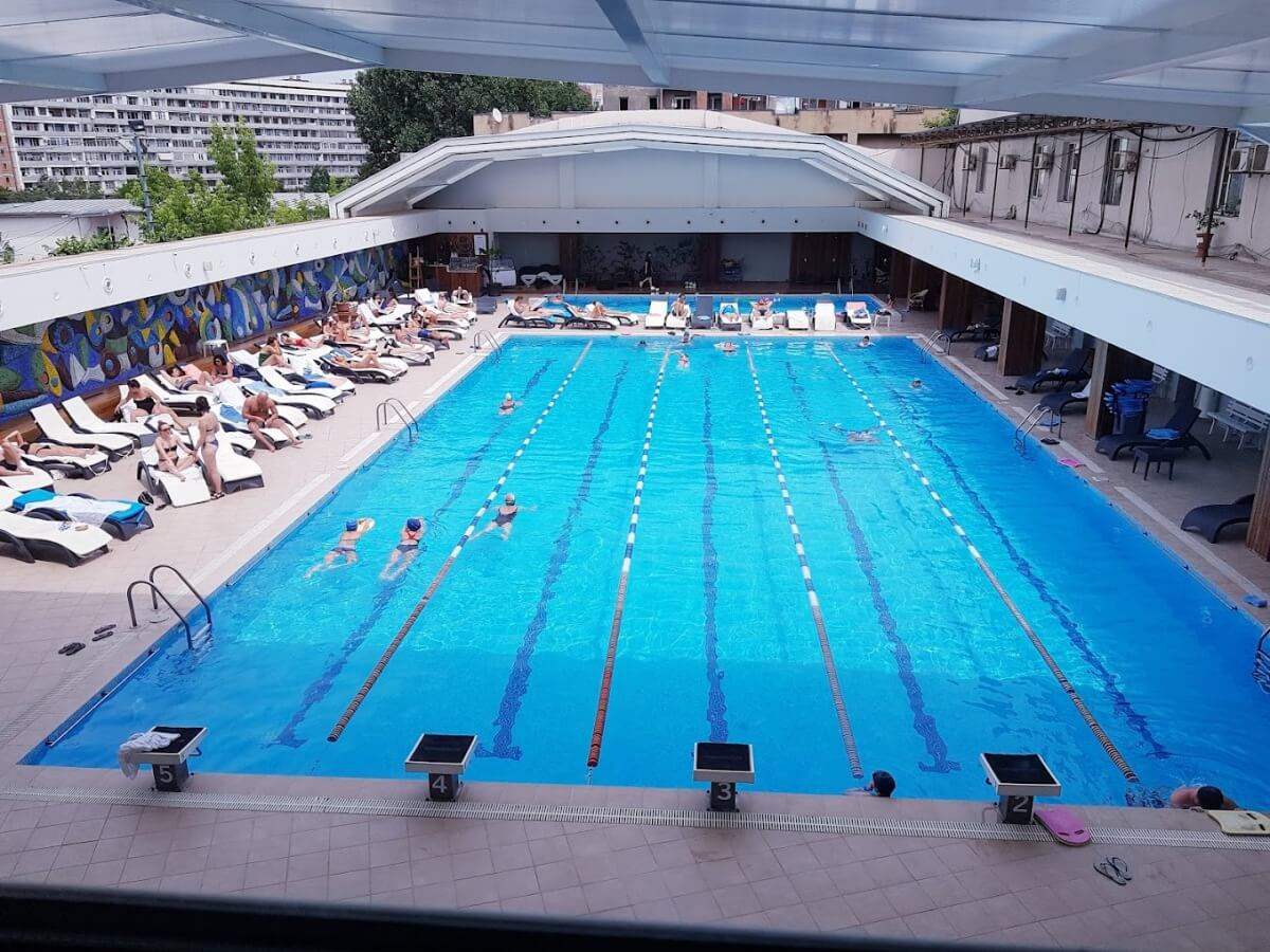 თბილისის ბიუჯეტური და ძვირადღირებული ღია აუზები – რა პირობებში და რა ფასად არის შესაძლებელი ზაფხულის ცხელი დღეების გატარება