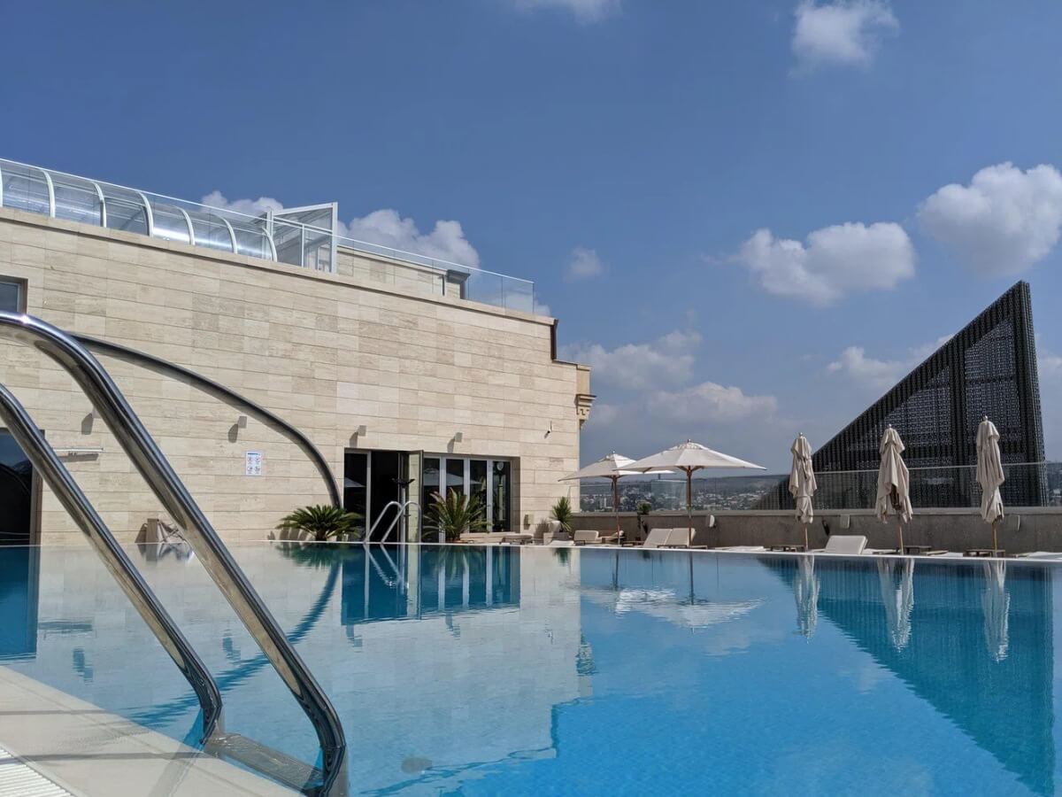 თბილისის ბიუჯეტური და ძვირადღირებული ღია აუზები – რა პირობებში და რა ფასად არის შესაძლებელი ზაფხულის ცხელი დღეების გატარება