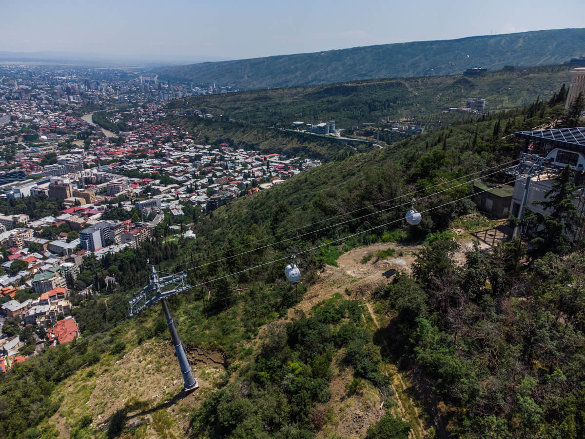 განადგურებული მწვანე საფარი და მწვანე ელემენტები შენობების ფასადებზე – რა ხრიკებს მიმართავენ დეველოპერები