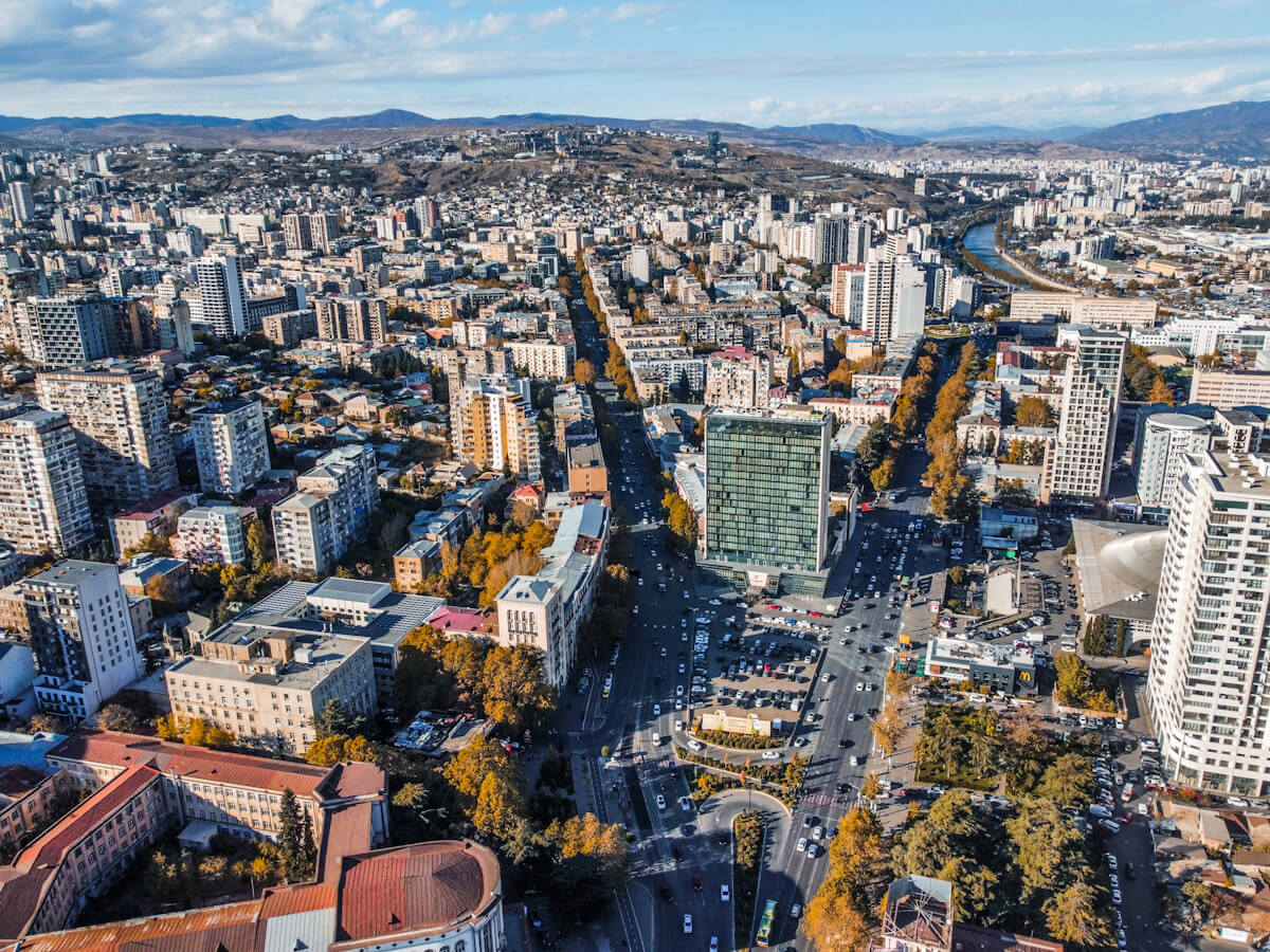 განადგურებული მწვანე საფარი და მწვანე ელემენტები შენობების ფასადებზე – რა ხრიკებს მიმართავენ დეველოპერები