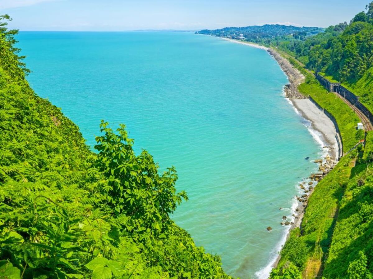 რა ღირს დასვენება ზღვისა და მთის კურორტებზე ყველაზე ძვირადღირებულ და ბიუჯეტურ სასტუმროებში