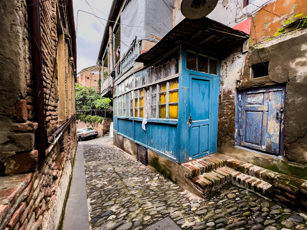 მოგზაურობა წარსულსა და აწმყოს შორის – ძველი თბილისის არქიტექტურული შედევრები გომის ქუჩიდან