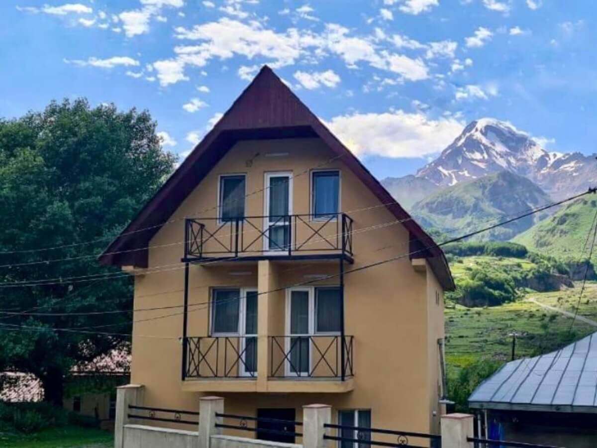 რა ღირს დასვენება ზღვისა და მთის კურორტებზე ყველაზე ძვირადღირებულ და ბიუჯეტურ სასტუმროებში