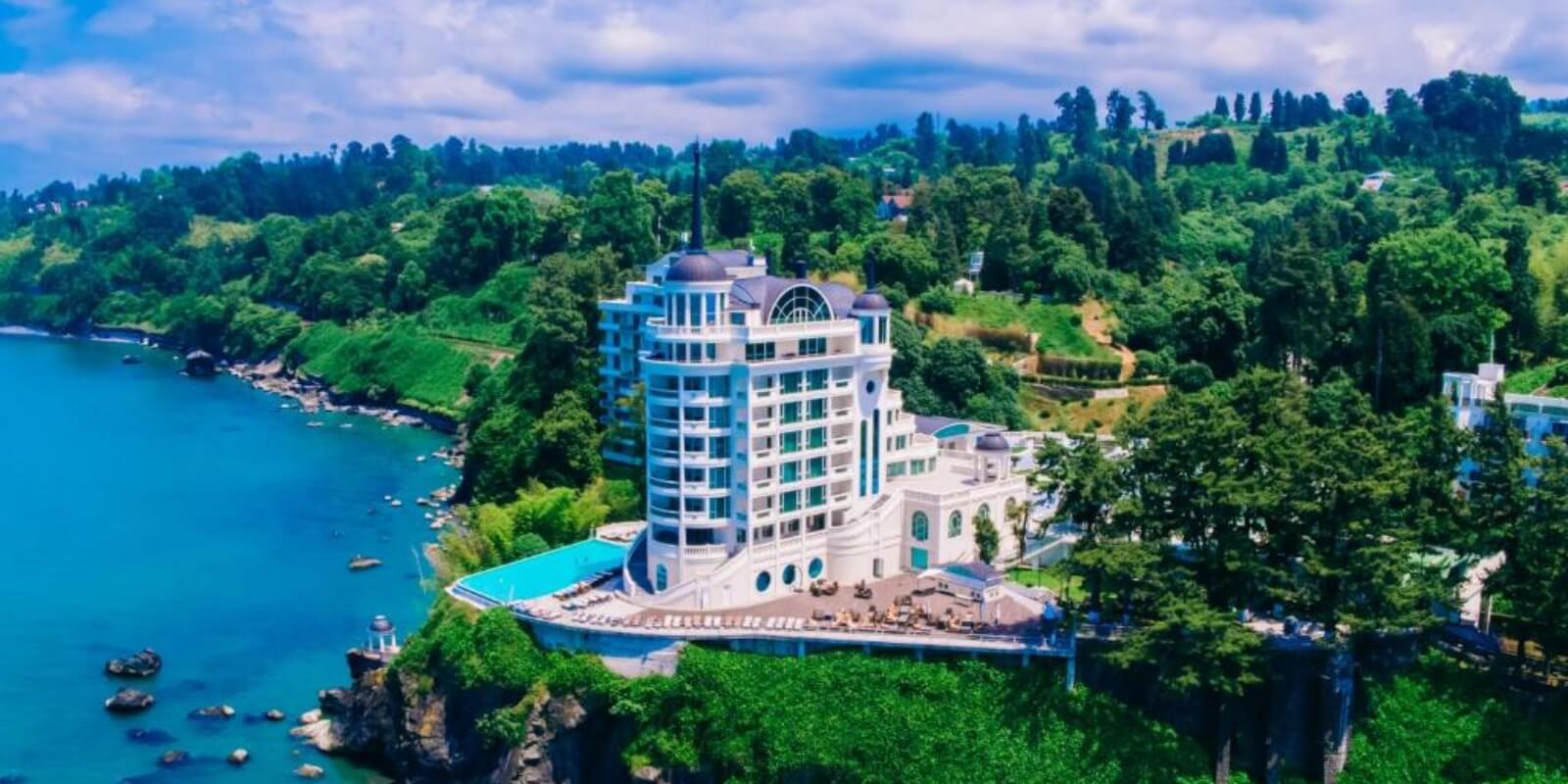 რა ღირს დასვენება ზღვისა და მთის კურორტებზე ყველაზე ძვირადღირებულ და ბიუჯეტურ სასტუმროებში