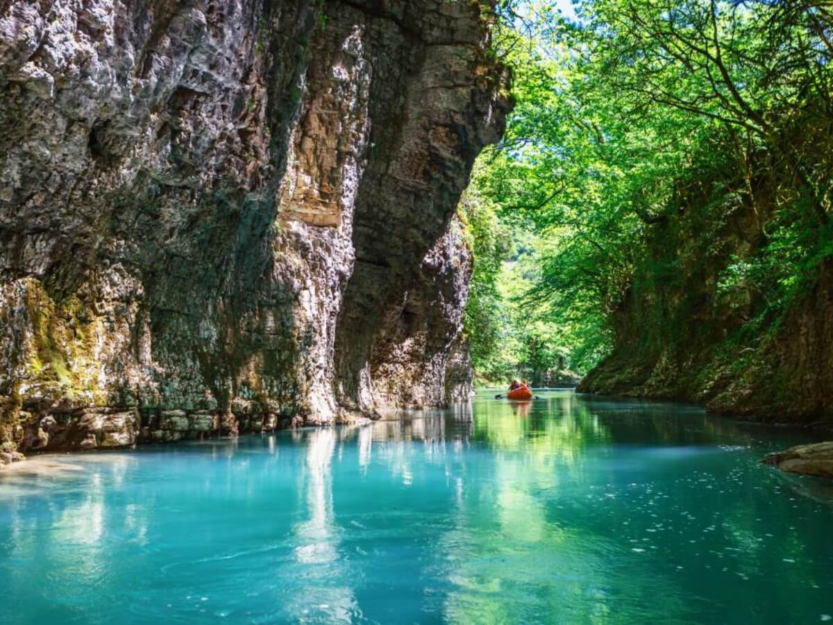 რა ღირს დასვენება ზღვისა და მთის კურორტებზე ყველაზე ძვირადღირებულ და ბიუჯეტურ სასტუმროებში