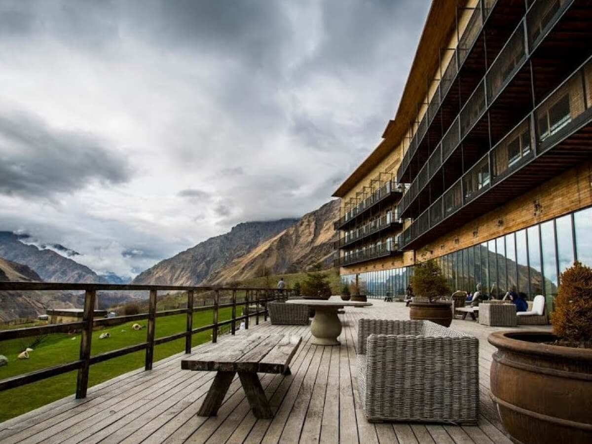 რა ღირს დასვენება ზღვისა და მთის კურორტებზე ყველაზე ძვირადღირებულ და ბიუჯეტურ სასტუმროებში