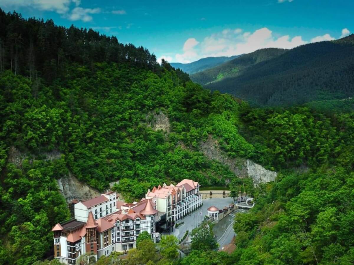 რა ღირს დასვენება ზღვისა და მთის კურორტებზე ყველაზე ძვირადღირებულ და ბიუჯეტურ სასტუმროებში