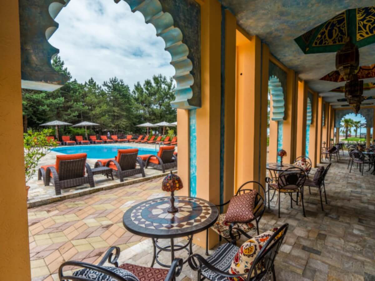 რა ღირს დასვენება ზღვისა და მთის კურორტებზე ყველაზე ძვირადღირებულ და ბიუჯეტურ სასტუმროებში