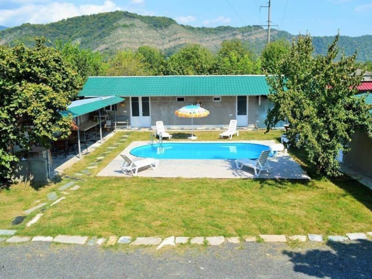 რა ღირს დასვენება ზღვისა და მთის კურორტებზე ყველაზე ძვირადღირებულ და ბიუჯეტურ სასტუმროებში