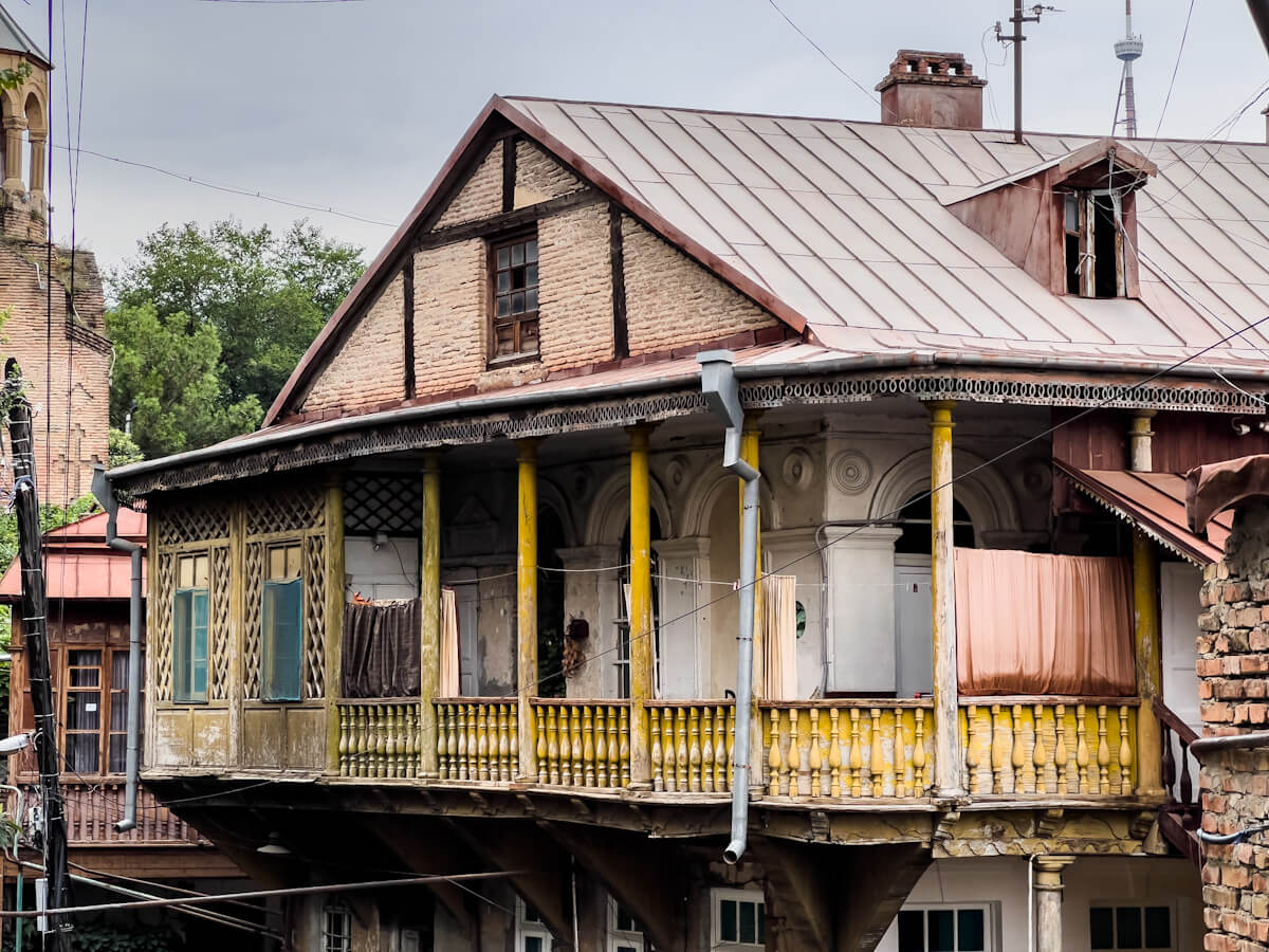 მოგზაურობა წარსულსა და აწმყოს შორის – ძველი თბილისის არქიტექტურული შედევრები გომის ქუჩიდან