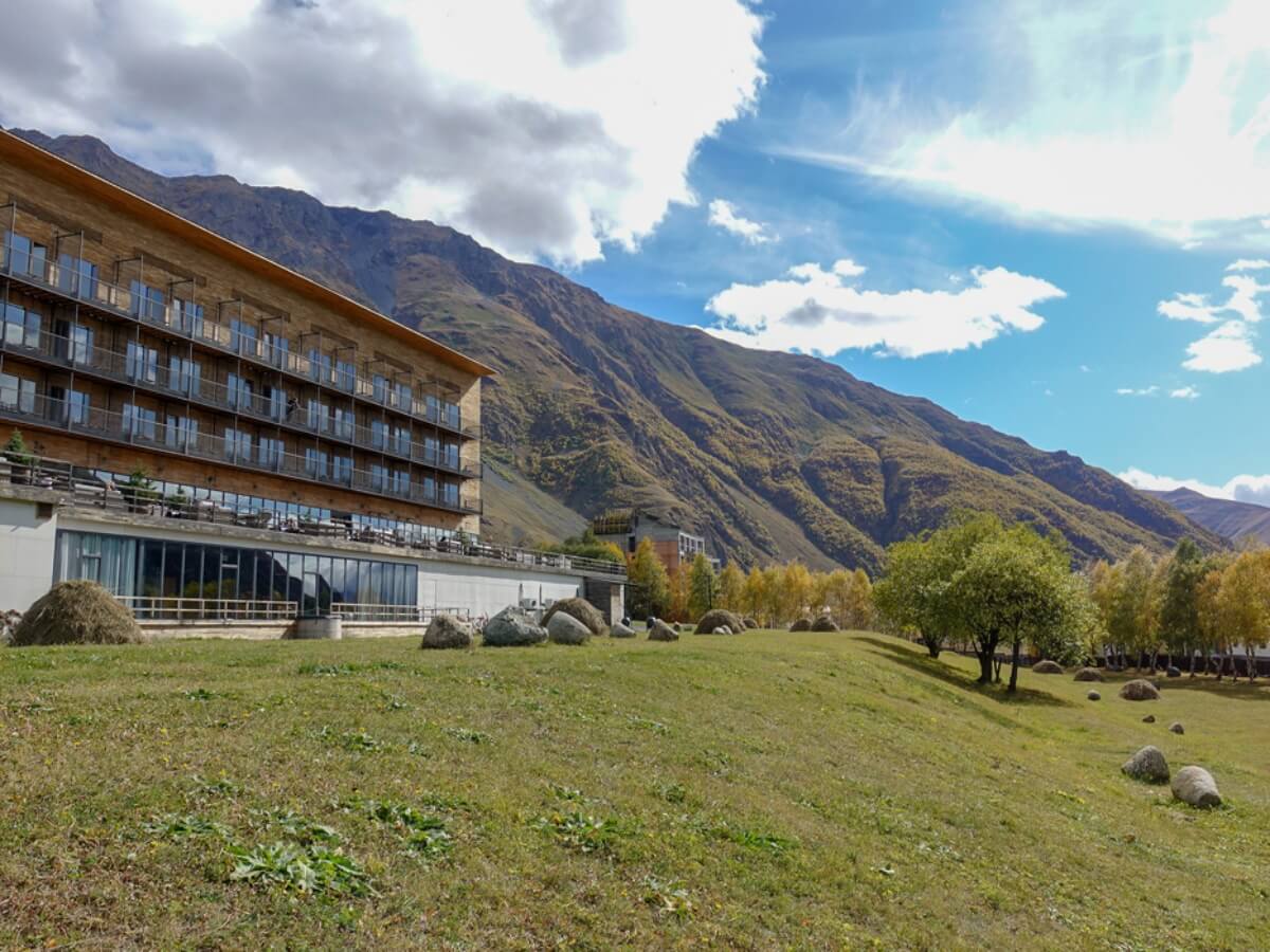 რა ღირს დასვენება ზღვისა და მთის კურორტებზე ყველაზე ძვირადღირებულ და ბიუჯეტურ სასტუმროებში